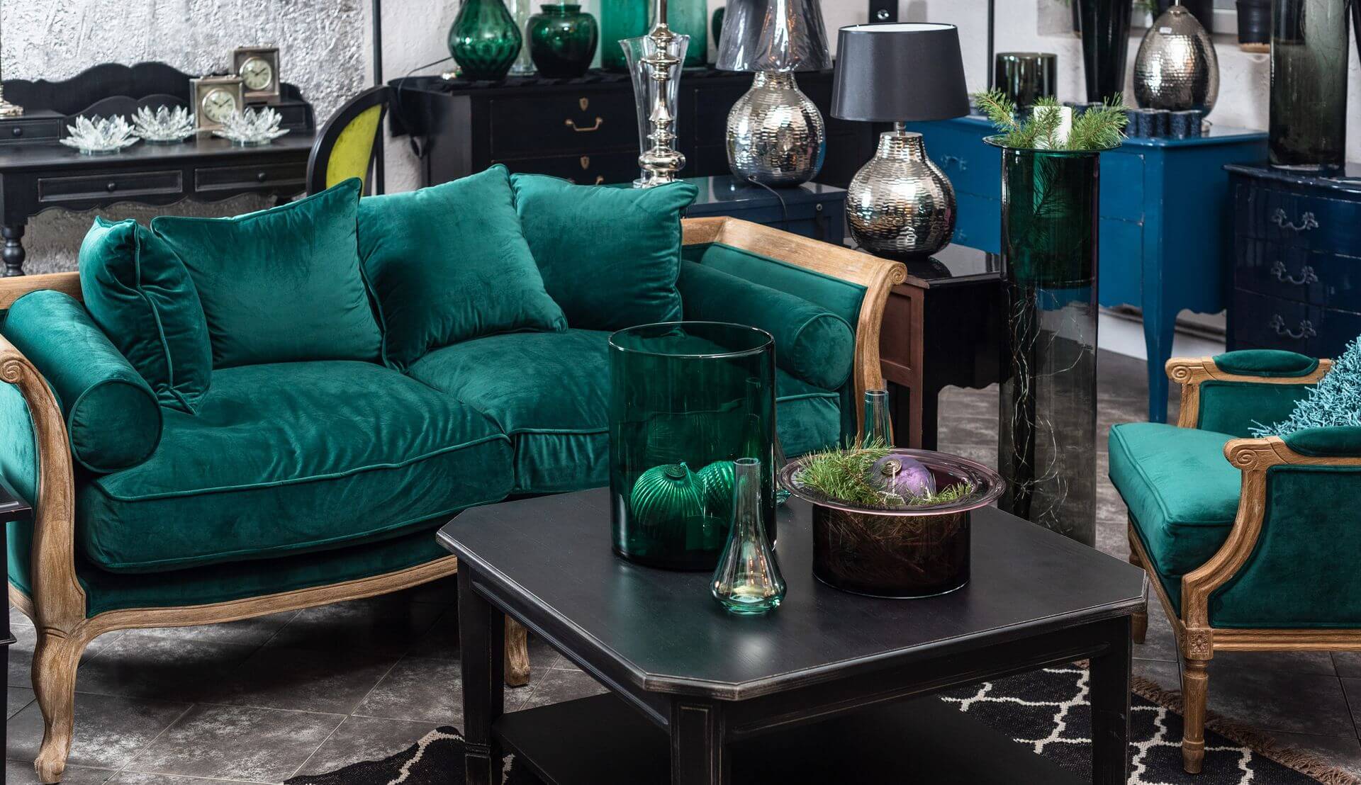 Sofa z dębu szczotkowanego obita tkaniną welurową w magicznym malachitowym kolorze. Wygodna, elegancka i piękna.